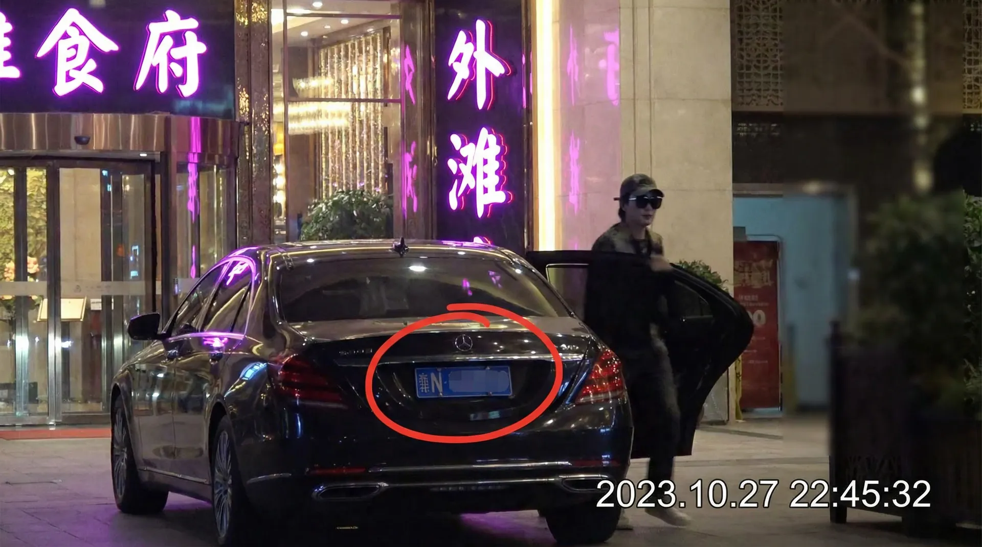 萝莉岛 - 豪车餐厅外偷拍